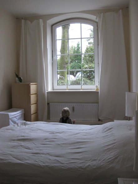 schlafzimmer mit blick in den vorgarten