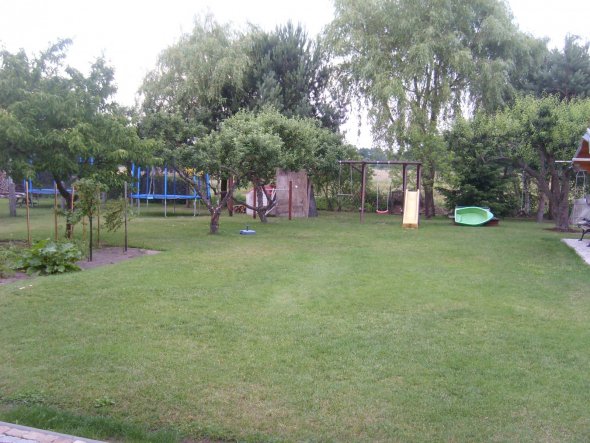 Rechts neben dem Trampolin hat mein kleiner Räuber sich eine 
Bude gebaut. Na ja - müssen wir durch. Aber das haben wir ja früher alle mal gema