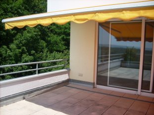 Wohnzimmer mit schöner großer Terasse