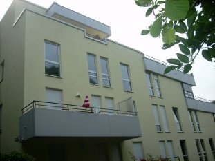 Wohnzimmer mit schöner großer Terasse