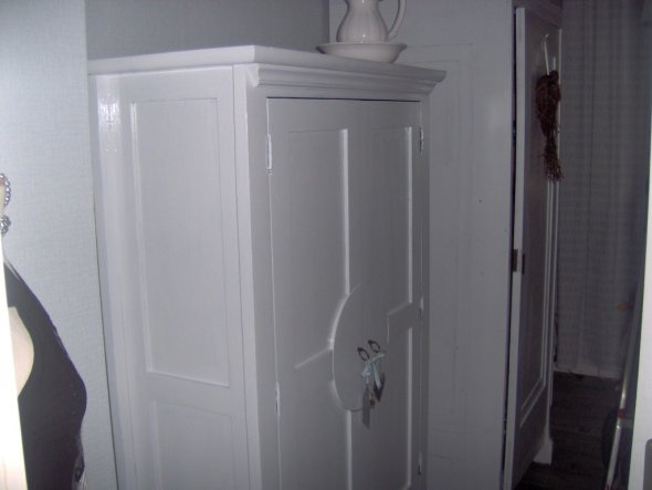 So mein schwarzer Hochzeitsschrank aus dem Wohnzimmer erstrahlt in weiß gestrichen jetzt das Schlafzimmer.