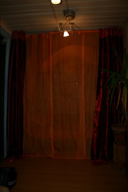 verstecktes Bett hinterm Vorhang