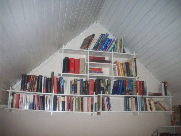 Hier meine Raumsparidee. *ggg* Ich brauch' jetzt nur noch eine schöne Holzleiter, damit ich an die Bücher rankomme. Ob dieser Einfall rentabel war, wi