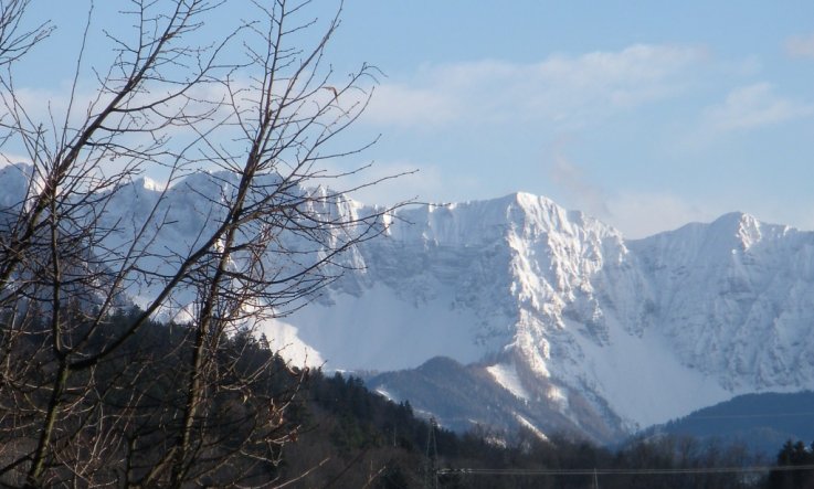 Der Blick vom Balkon verrät, das in den Bergen noch zu viel Schnee liegt. Das bedeutet noch lange nicht anhaltende Wärme.