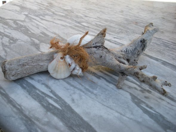 Deko aus treibholz und Muscheln.