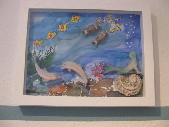 Selbst gemaltes Bild (vom Taufpaten) mit Holztieren, Meerjungfrau und echter Muschel.