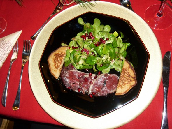 Geräucherte Gänsebrust auf Feldsalat an Ganatapfelvinigret und Blinis.