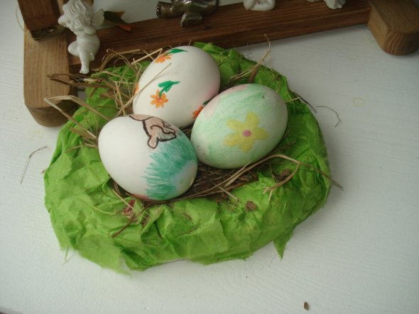 Von meiner Tochter ein selbstgemachtes Osternest und Ostereier.