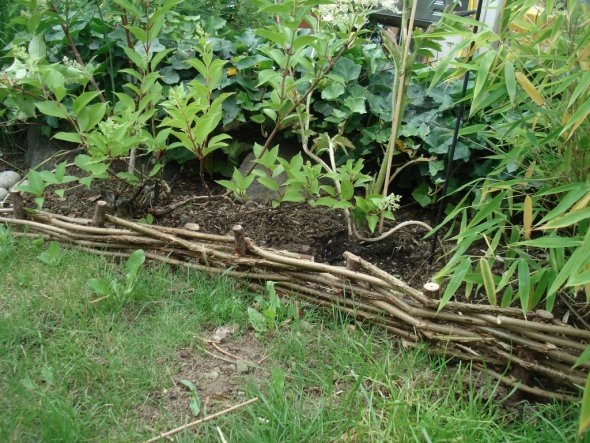 Unser selbstgemachtes kleines Weidenzäunchen, als Umrandung für die Gartenbeete.