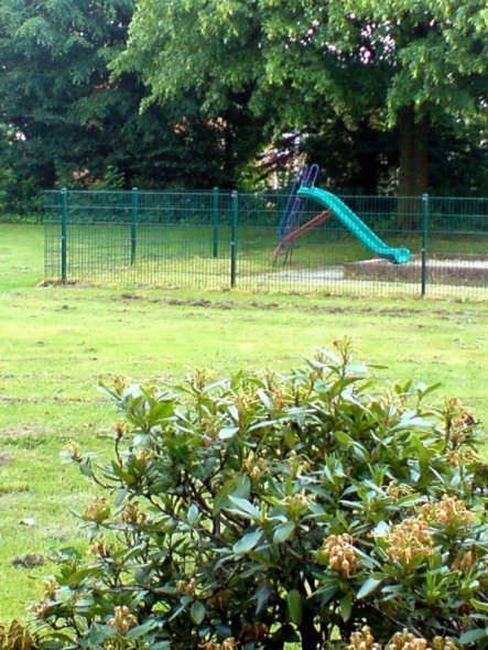 Für die Kinder im Haus gibt es einen eigenen kleinen Spielplatz.