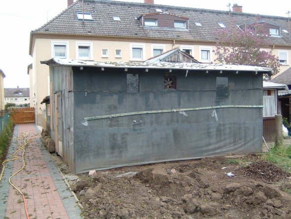 heute ist da der sitzplatz mit neuem gartenhäuschen....