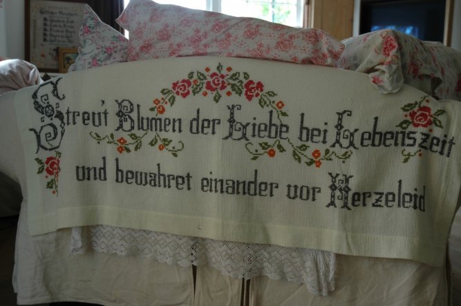 ich hab dieses spruchtuch einem süssem altem ehepaar abgekauft.......