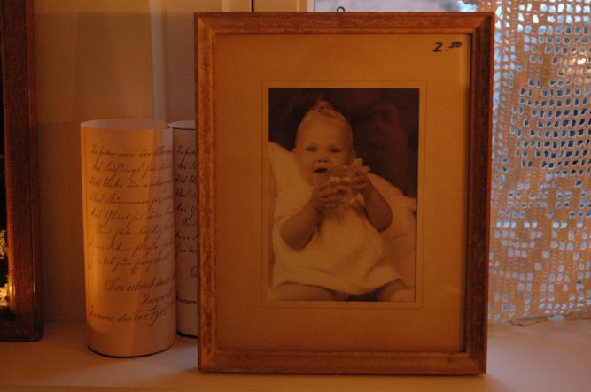 WENN MAN NICHT GENAU HINSCHAUT HAT DAS BABY ENGELSFLÜGEL UND EINE CHRISTBAUMKUGEL IN DER HAND