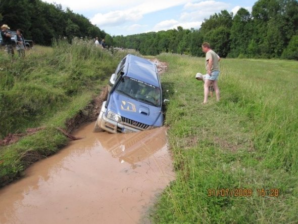 ...da war ein Loch, Auto versenkt, Innenraum stand etwas unter Schlamm aber sonst nix weiter passiert ;)