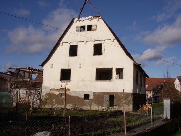 Hausfassade / Außenansichten 'Abbruch des Hauses'