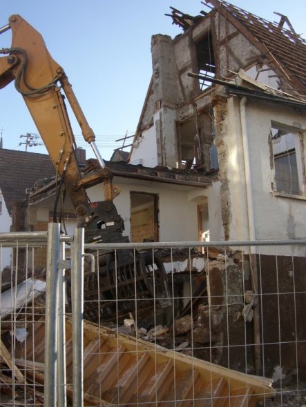 Hausfassade / Außenansichten 'Abbruch des Hauses'