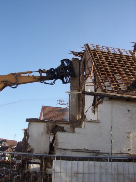Hausfassade / Außenansichten 'Abbruch des Hauses'