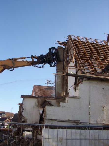 Hausfassade / Außenansichten 'Abbruch des Hauses'