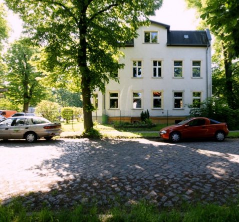 wir bewohnen das Erdgeschoss, früher nur die eine Hälfte, mit den Kindern kam dann der Ausbau der zweiten Hälfte (die Zimmer mit der Kieferndielung)