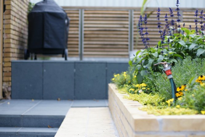 man könnte denken, die Terrasse wurde um den Grill herum geplant :-)