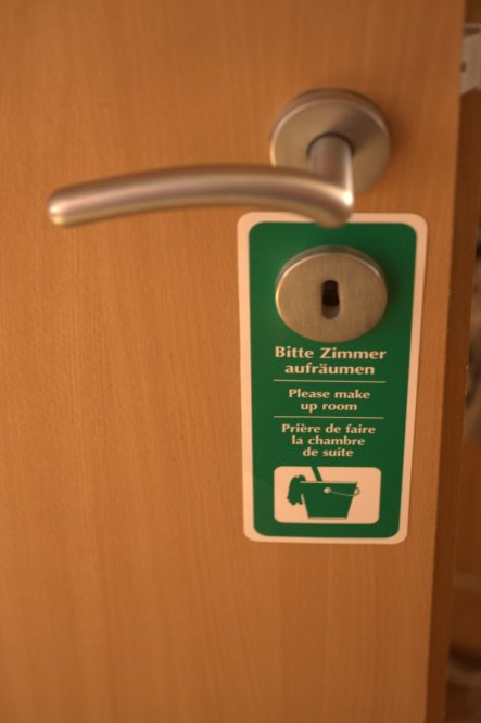eigentlich haben die kids die Schilder bekommen, damit sie wissen, was SIE tun müssen...
aber irgendwie hängt der Hinweis immer so, dass Mami s