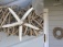 Im Sommer hängt nun hier ein Hüttenkranz mit Seesternen und Muscheln, der an einem Vögelchen-Haken hängt!