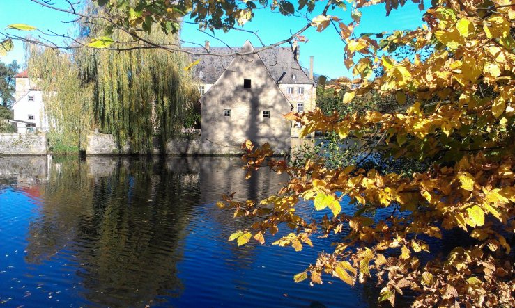 ein Spaziergang rund um´s Wasserschloß ... hatte leider nur das handy mit, aber die Fotos sind erstaunlich gut geworden.... naja, bei dem Traum-Herbst