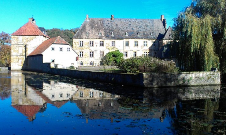 Imposantes Wasserschloß, schön umgeben von Wäldern, ganz in unserer Nähe :-)