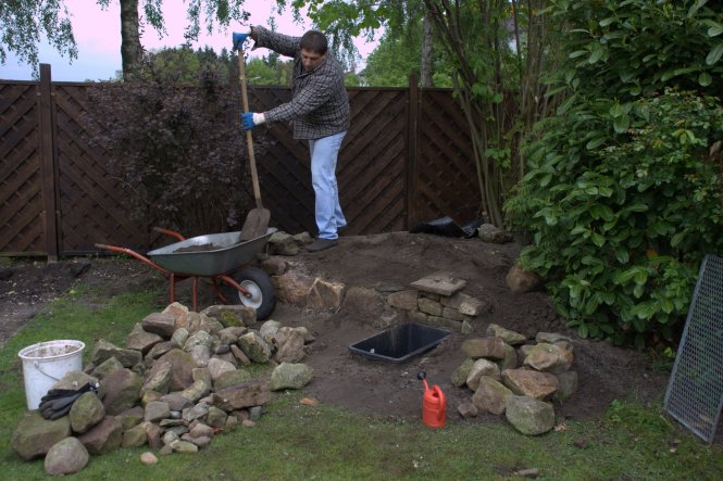 Erdaushub war reichlich vorhanden, da wir für das Fundament für den Gartenhaus-"Umzug" reichlich Erde "über"hatten. Die Steine/Fin