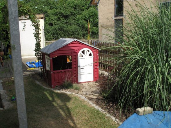 das Kinderhaus und der Sandkasten hinter dem Haus