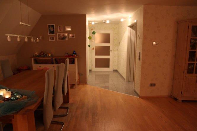 vom Esszimmer aus fotografiert- rechts die Küche, links die Speisekammer