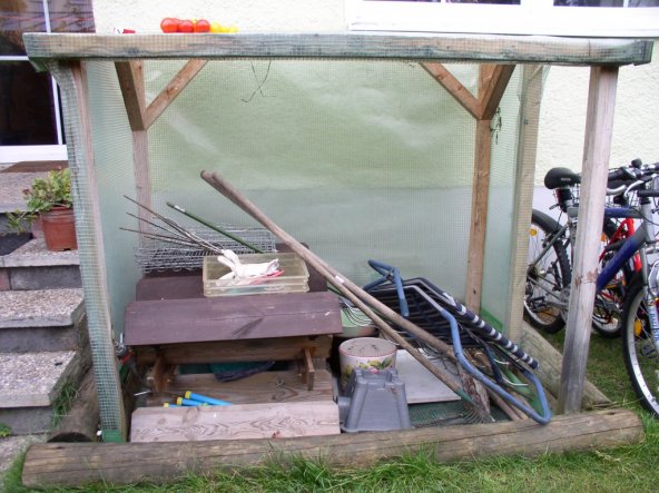 der ehemalige Sandkasten jetzt ->im Sommer Gewächshaus im Winter überdachtes Lager für Blumentreppen, Töpfe usw.