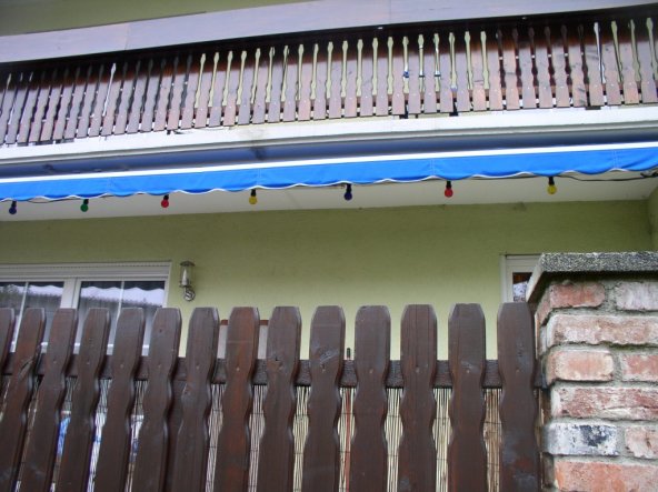 unser Balkon mit Kastenverkleidung vor der nächsten Saison, dieses Jahr haben wir eine 7,5 Meter lange Markise (war mal 8,5m) bekommen und nach Umbau,