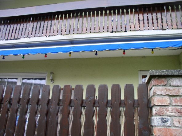 unser Balkon mit Kastenverkleidung vor der nächsten Saison, dieses Jahr haben wir eine 7,5 Meter lange Markise (war mal 8,5m) bekommen und nach Umbau,