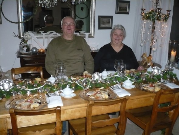 Meine Eltern beim Weihnachtsessen wer da wohl mehr grinst wie ein HONIGKUCHENPFERD