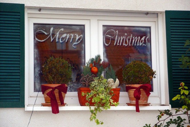 Mit dem Schriftzug am Fenster sieht das doch gleich viel schöner aus...