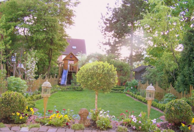 Blick von der Terrasse im Garten