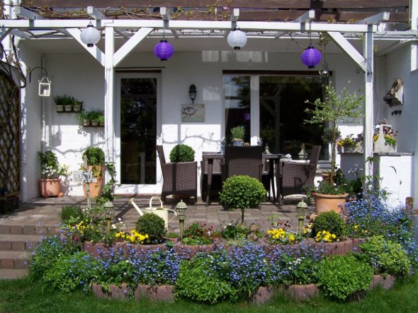 Blick vom Garten auf die Terrasse