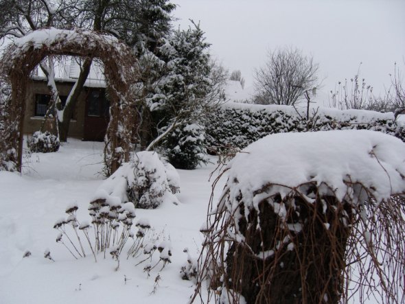 Unser Garten, tief verschneit am Neujahrsmorgen.