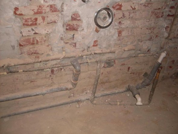 Hier die alten Leitungen... auf dieser Wand standen vorher badewanne und Dusche nebeneinander!