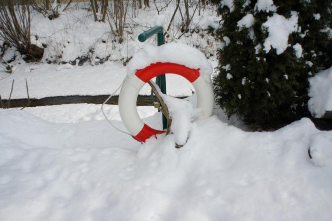 Wir wohnen zwar in Bayern und nicht an der See, dennoch finde ich diesen Rettungsring im Garten wunderschön. Dahinter läuft ein Bach, der jetzt bis au