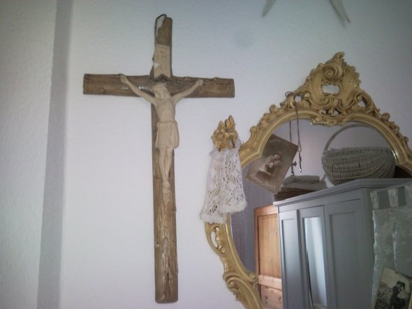 Diese schöne weisse Kreuz habe ich bei uns auf einem Kirchenbasar erstanden.Passt wie angegossen:-)