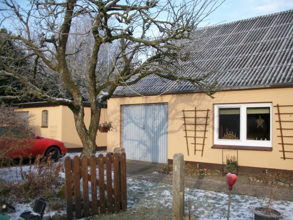 Langsam kommt die Weihnachtsdeko aus den Kisten. Vom Schlafzimmer hat man einen wunderbaren Blick auf den alten Apfelbaum