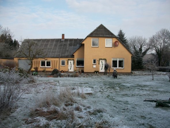 Das Bild habe ich von der Hecke an der Straße gemacht. Neben dem Haus ist noch ein Stallgebäude mit einer zweiten Garage. Nächstes Jahr machen wir uns