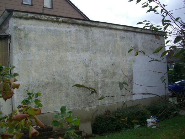 Garagenwand gekärchert und grundiert.