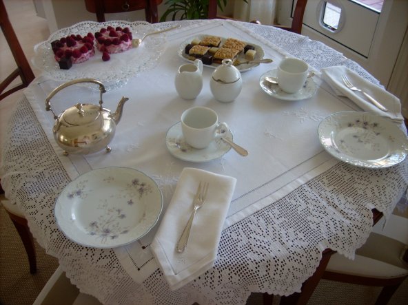 Tea for two. Tischdecke aus einem Stück Leinen genäht, Hohlsaum gezogen, bestickt und behäkelt, und zwar von meiner Mutter vor ca. 20 Jahren. Ich freu