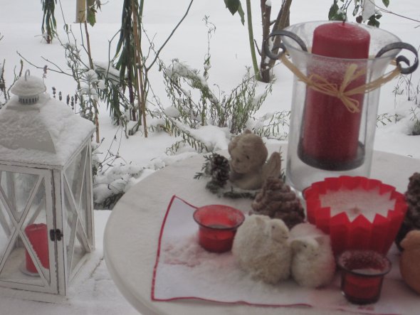 Schade, dass die weiße Pracht schon wieder verschwunden ist. Sogar auf das Tischchen hat es den Schnee geweht. Irgendwie schön!