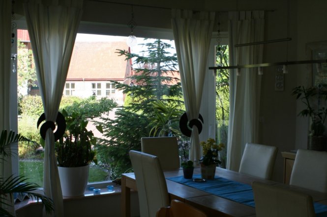 Essen mit Blick in den Garten