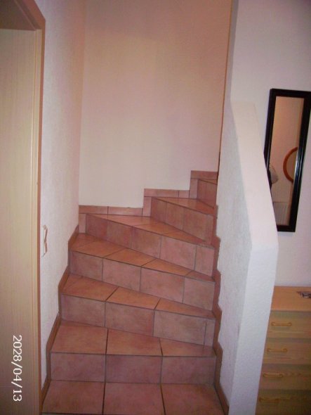 Da geht auch schon die nächste Treppe hoch. Diese führt auch endlich dann ins Wohnzimmer in die Küche auf einen der Balkone, die Terrasse und auch ein