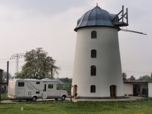 Mühlchen mit Wohnmobil